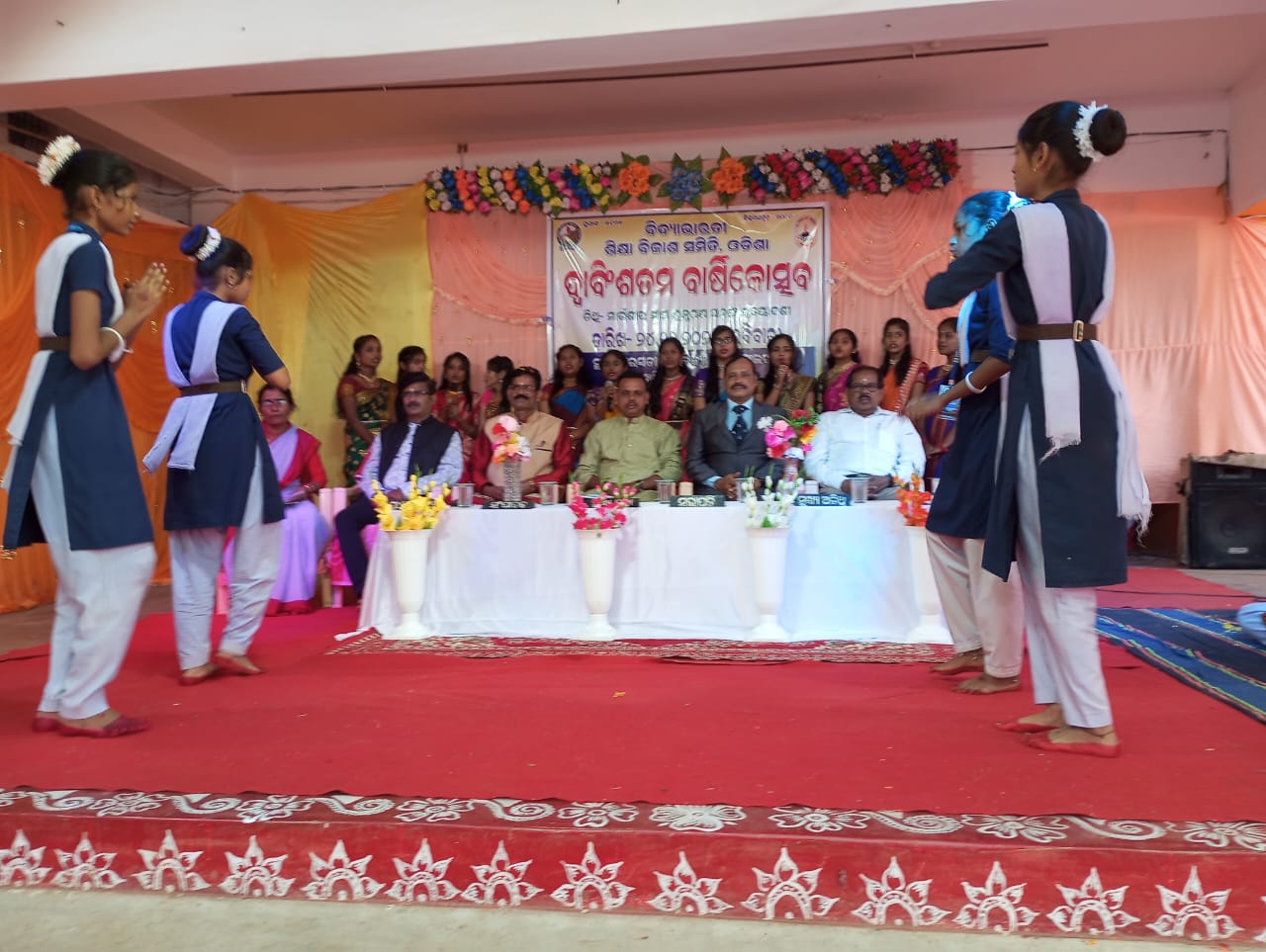 You are currently viewing ସରସ୍ବତୀ ଶିଶୁ ବିଦ୍ୟା ମନ୍ଦିର ର ଦ୍ଵାବିଂଶତମ ବାର୍ଷିକ ଉଛବ, ବିଦ୍ୟାର୍ଥୀ ଙ୍କ ନୃତ୍ୟ ରେ ଝୁମିଲେ ଦର୍ଶକ