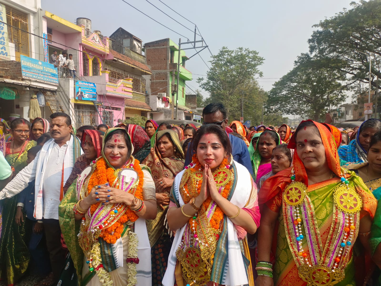 You are currently viewing କୋଦଳା ପୂର୍ବତନ ଅଧ୍ୟକ୍ଷାଙ୍କ ନେତୃତ୍ୱରେ ବିଶାଳ ମହିଳା ଶୋଭାଯାତ୍ରା ଓ ସମାବେଶ ୨୪ ନିର୍ବାଚନ ପୂର୍ବରୁ ଶକ୍ତି ବୃଦ୍ଧି କରୁଛି ହର ବାହୀନି