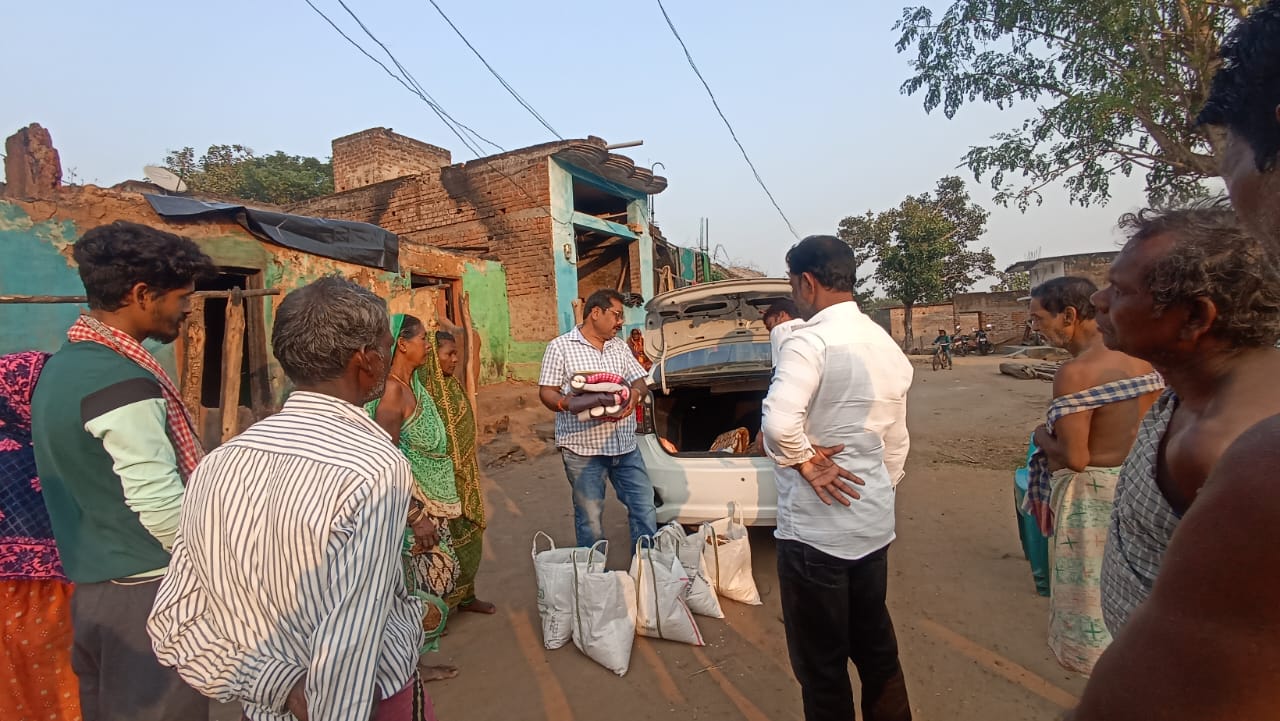 You are currently viewing ବଣିଆପଲ୍ଲୀ ହରିଜନ ସାହିରେ ଅଗ୍ନିକାଣ୍ଡ ପରିବାର କୁ ସହାୟତା