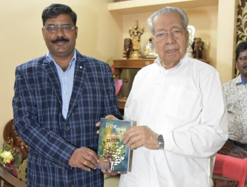 You are currently viewing ଛତିଶଗଡ ରାଜ୍ୟପାଳଙ୍କ ଦ୍ଵାରା ପୁସ୍ତକ ଉନ୍ମୋଚନ
