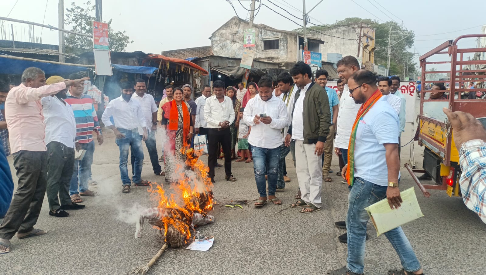 You are currently viewing କୋଦଳାରେ ଶ୍ରୀମନ୍ଦିର ସଂସ୍କୃତି ନଷ୍ଟ ପ୍ରତିବାଦରେ ପାଣ୍ଡିଆନଙ୍କ କୁଶପୁତ୍ତଳିକା ଦାହ କଲା ବିଜେପି