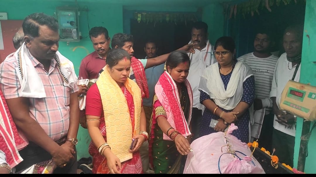 You are currently viewing ପ୍ରତାପୁର ତୁମ୍ବେଶ୍ୱର ସେବା ସମବାୟ ସମିତି ପରିସରରେ ଧାନ ମଣ୍ଡି ଉଦଘାଟନ କଲେ ଖଲ୍ଲିକୋଟ ବିଧାୟିକା,