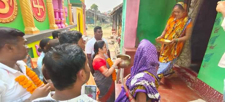 You are currently viewing ଖଲ୍ଲିକୋଟ ବ୍ଲକ ରେ ବୁଲିଲା ଅର୍ପଣ ରଥ,ବିଧାୟିକା ଘର ଘର ବୁଲି ମାଗିଲେ ଅକ୍ଷତ ଚାଉଳ ଓ ଗୁଆ |