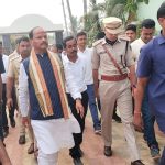 Read more about the article ଖଲ୍ଲିକୋଟ ଗ୍ରସ୍ତ ରେ ରାଜ୍ୟପାଳ, ବିଦ୍ୟାଳୟ ରେ ପାଠ ପଢାଇଲେ, ଆବାସ ହିତାଧିକାରୀ ଙ୍କୁ ଭେଟିଲେ