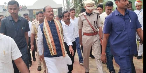 ଖଲ୍ଲିକୋଟ ଗ୍ରସ୍ତ ରେ ରାଜ୍ୟପାଳ, ବିଦ୍ୟାଳୟ ରେ ପାଠ ପଢାଇଲେ, ଆବାସ ହିତାଧିକାରୀ ଙ୍କୁ ଭେଟିଲେ