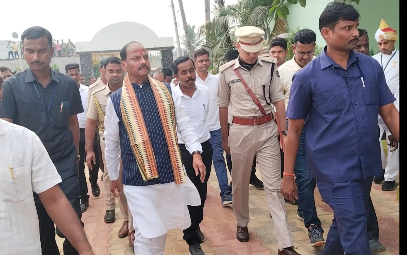 You are currently viewing ଖଲ୍ଲିକୋଟ ଗ୍ରସ୍ତ ରେ ରାଜ୍ୟପାଳ, ବିଦ୍ୟାଳୟ ରେ ପାଠ ପଢାଇଲେ, ଆବାସ ହିତାଧିକାରୀ ଙ୍କୁ ଭେଟିଲେ