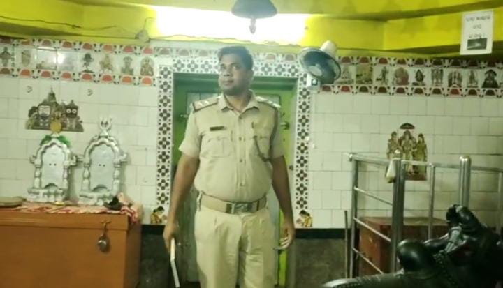 You are currently viewing ଜନ ଗହଳି ପୂର୍ଣ୍ଣ ଅଂଚଳରେ ଥିବା ବାଲୁକେଶ୍ୱର ମନ୍ଦିର ହୁଣ୍ଡୀ ଭାଙ୍ଗି ଲକ୍ଷାଧିକ ଟଙ୍କା, ଚୋରି, ଖଲ୍ଲିକୋଟ ରେଚ|ଞ୍ଚଲ୍ୟ |