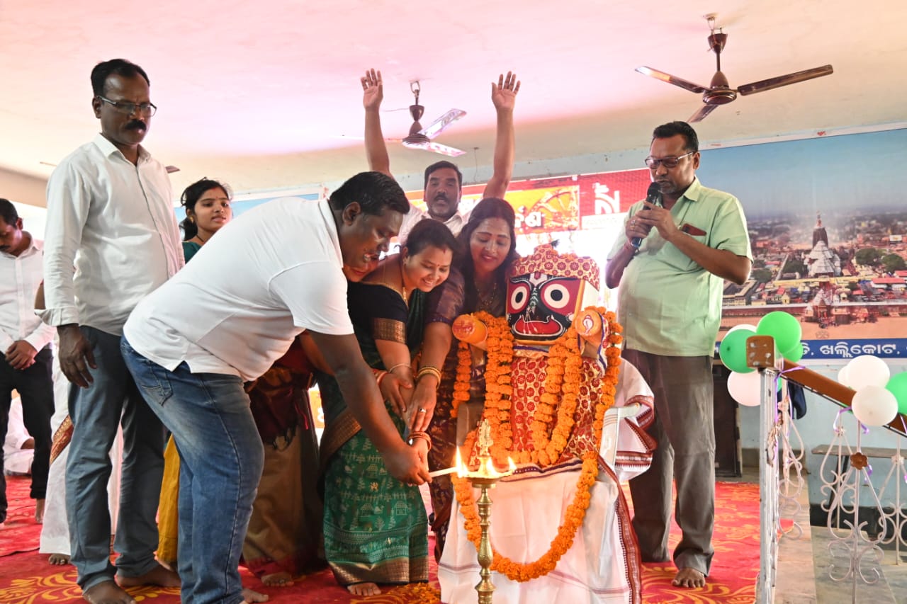 You are currently viewing ଖଲ୍ଲିକୋଟ ରେ ଶ୍ରୀମନ୍ଦିର ପରିକ୍ରମା ମାର୍ଗ ଲୋକାର୍ପଣ ସିଧା ପ୍ରସାରଣ ଯୋଗ ଦେଲେ ପ୍ରବଳ ମହିଳା, ହୁଳହୁଳି ଓ ହରିବୋଲ ରେ କମ୍ପିଲା ପରିବେଶ |