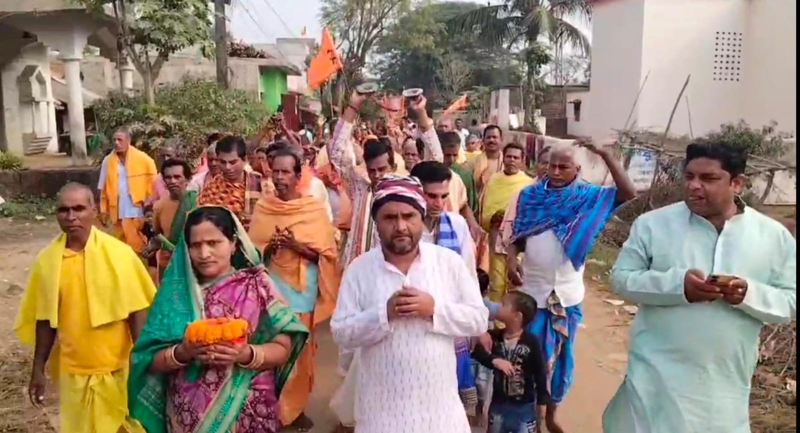 You are currently viewing ରାମ ମନ୍ଦିର ପ୍ରତିଷ୍ଠା ପାଇଁ ଖଲ୍ଲିକୋଟ ବ୍ଲକ ର ଗାଁ ଗାଁ ରେ ରାମମୟ ପରିବେଶ, ବଣ୍ଟା ଯାଉଛି ଅକ୍ଷତ ଗୁଆ ଓ ନିମନ୍ତ୍ରଣ ପତ୍ର