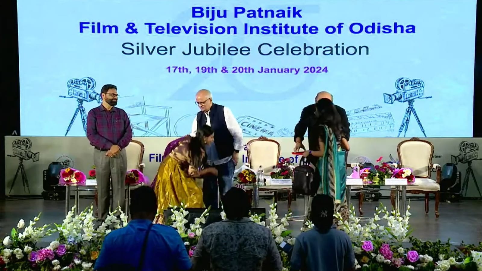 You are currently viewing ନୃତ୍ୟମର ଛାତ୍ରୀ ସଞ୍ଚିତା ଗଞ୍ଜାମର ସର୍ବକନିଷ୍ଠ ଫିଲ୍ମ ପୁରସ୍କାର ବିଜୟିନୀ ।