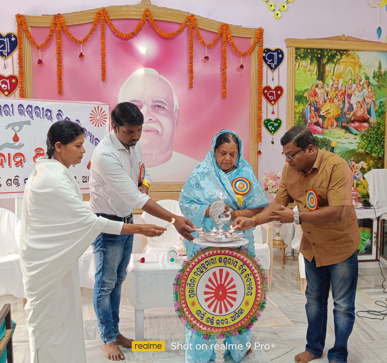 You are currently viewing ଇଶ୍ୱରୀୟ ବିଶ୍ୱବିଦ୍ୟାଳୟ ଶାନ୍ତି ଶକ୍ତି ଭବନରେ ରକ୍ତଦାନ ଶିବିର, ତିନି ଦିବ୍ୟଙ୍ଗ, ଛଅ ଜଣ ମହିଳା ଙ୍କ ସମେତ ୫୫ ଜଣ ଙ୍କ ସ୍ବେଚ୍ଛାକୃତ ରକ୍ତଦାନ