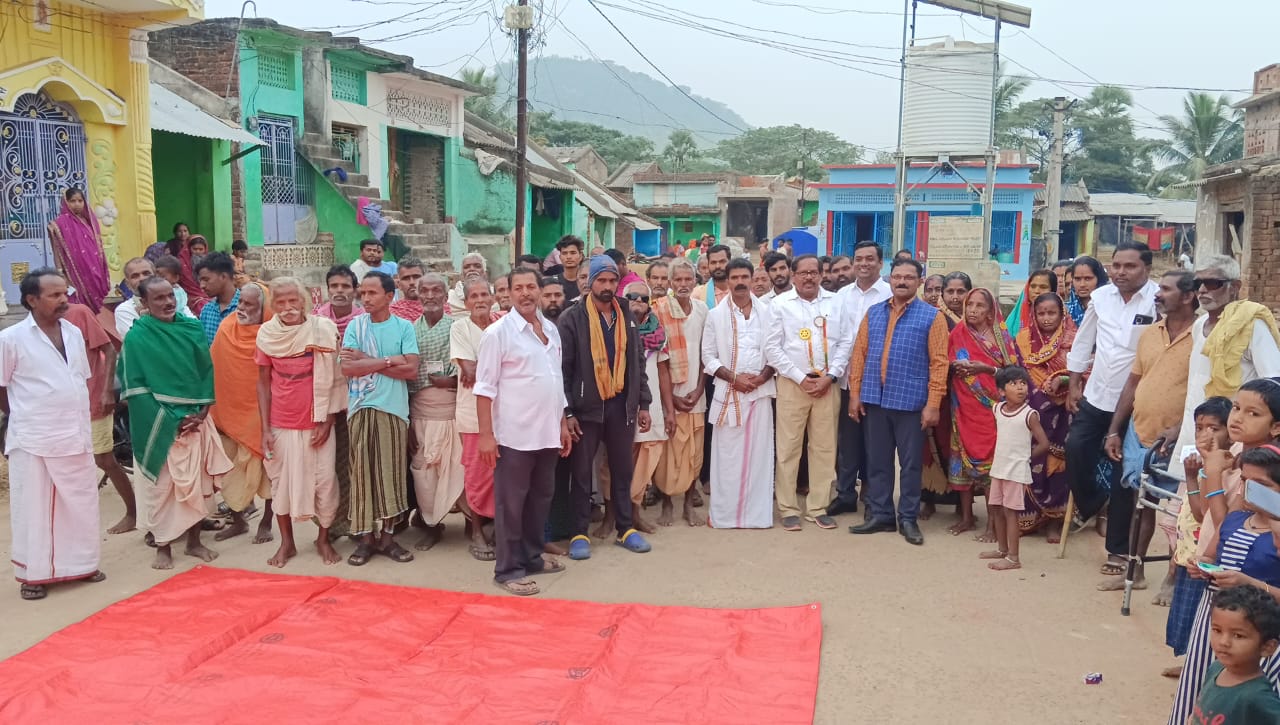 You are currently viewing ପରିବାର ସମ୍ପର୍କ ଅଭିଯାନ କରି ଦଳୀୟ କର୍ମୀଙ୍କ ମନ ଜିଣିଲେ ଇଞ୍ଜିନିୟର ନିରଞ୍ଜନ ବେହେରା ଜନ ନେତା ହେବ ତ ଏମିତି!