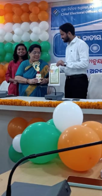 You are currently viewing ବିଶ୍ୱାସରାୟ ବିଜ୍ଞାନ ମହାବିଦ୍ୟାଳୟ କୁ ବ୍ରହ୍ମପୁର ଉପଜିଲ୍ଲାପାଳଙ୍କ ଦ୍ଵାରା ବେଷ୍ଟ ଇଲୋକ୍ଟରାଲ ଲିଟେରେସି ଘୋଷଣା ।