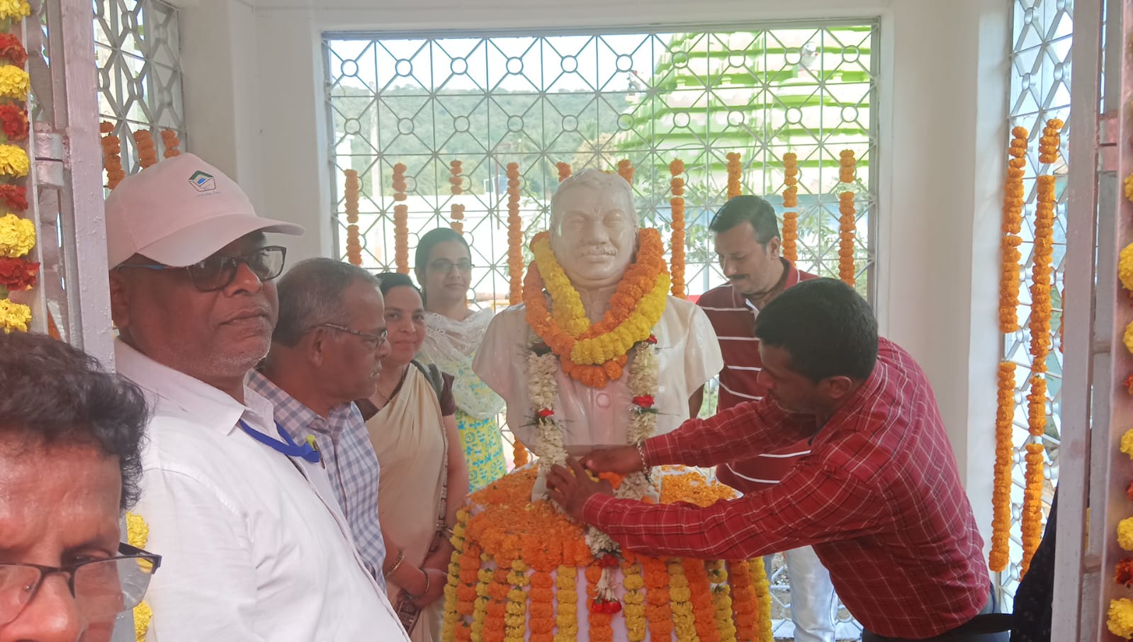 You are currently viewing ବିଶ୍ୱ ଭାଷା ସମ୍ମିଳନୀ ଅବସର ରେ ଓଡିଶା ଏକତ୍ରିକାରଣ ର ସାରଥୀ ରାମଚନ୍ଦ୍ର ଓ ଗାନ୍ଧୀ ଙ୍କୁ ମାଲ୍ୟାର୍ପଣ |