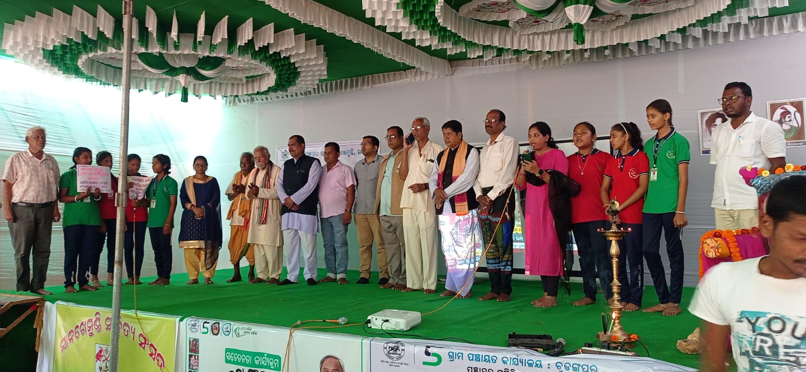 You are currently viewing ସାନଖେମୁଣ୍ଡିରେ ବିଶ୍ଵ ଓଡ଼ିଆ ଭାଷା ସମ୍ମିଳନୀ ଅବସରରେ ସାହିତ୍ୟ ଆସର ଆଲୋଚନାଚକ୍ର କବିତା ପାଠ ଉତ୍ସବ।