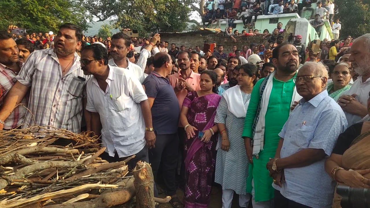 You are currently viewing ସୁଜ୍ଞାନୀ ଙ୍କ ମହାଯାତ୍ରା ରେ ମନ୍ତ୍ରୀ, ବିଧାୟକ, ରାଜନେତା ଓ ଅସଂଖ୍ୟ ଶ୍ରଦ୍ଧାଳୁ ଙ୍କ ଗହଣ ରେ ରାଜକୀୟ ପରମ୍ପରା ରେ ଅନ୍ତସ୍ରେତିକ୍ରିୟା ସମାପନ ସୁଜ୍ଞାନ ଦେବୀ “ଅମର ରହେ ” ଧ୍ୱନି ରେ କମ୍ପିଲା ଖଲ୍ଲିକୋଟ
