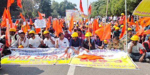 ଠିକା ବିଦ୍ୟୁତ୍ କର୍ମଚାରୀଙ୍କ ଭୁବନେଶ୍ବର ବିଧାନ ସଭା ସମ୍ମୁଖରେ ସାତ ଦଫା ଦାବିସହ ବିକ୍ଷୋବ ପ୍ରଦର୍ଶନ