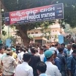 Read more about the article ବେଆଇନ ମଦ ଧରପଗଡ଼ ଓ ଆଦିବାସୀ ଙ୍କୁ ଗିରଫ ପ୍ରତିବାଦ ରେ ଆଦିବାସୀ ମେଳି,ଗିରଫ ଦୁଇ ଜଣ କୁ ଖଲାସ ପାଇଁ ଧନୁତୀର ଧରି ଖଲ୍ଲିକୋଟ ଥାନା ଘେରାଉ, ପୋଲିସ ସହ ଧସ୍ତା ଧସ୍ତି |ମଦ ବିକ୍ରି ବନ୍ଦ ବଦଳରେ ପ୍ରତି ପରିବାର ର ଜଣକୁ ଚାକିରି ଦାବି