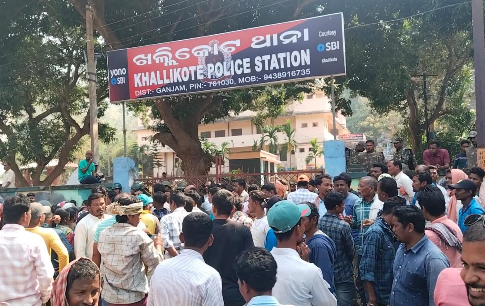 You are currently viewing ବେଆଇନ ମଦ ଧରପଗଡ଼ ଓ ଆଦିବାସୀ ଙ୍କୁ ଗିରଫ ପ୍ରତିବାଦ ରେ ଆଦିବାସୀ ମେଳି,ଗିରଫ ଦୁଇ ଜଣ କୁ ଖଲାସ ପାଇଁ ଧନୁତୀର ଧରି ଖଲ୍ଲିକୋଟ ଥାନା ଘେରାଉ, ପୋଲିସ ସହ ଧସ୍ତା ଧସ୍ତି |ମଦ ବିକ୍ରି ବନ୍ଦ ବଦଳରେ ପ୍ରତି ପରିବାର ର ଜଣକୁ ଚାକିରି ଦାବି