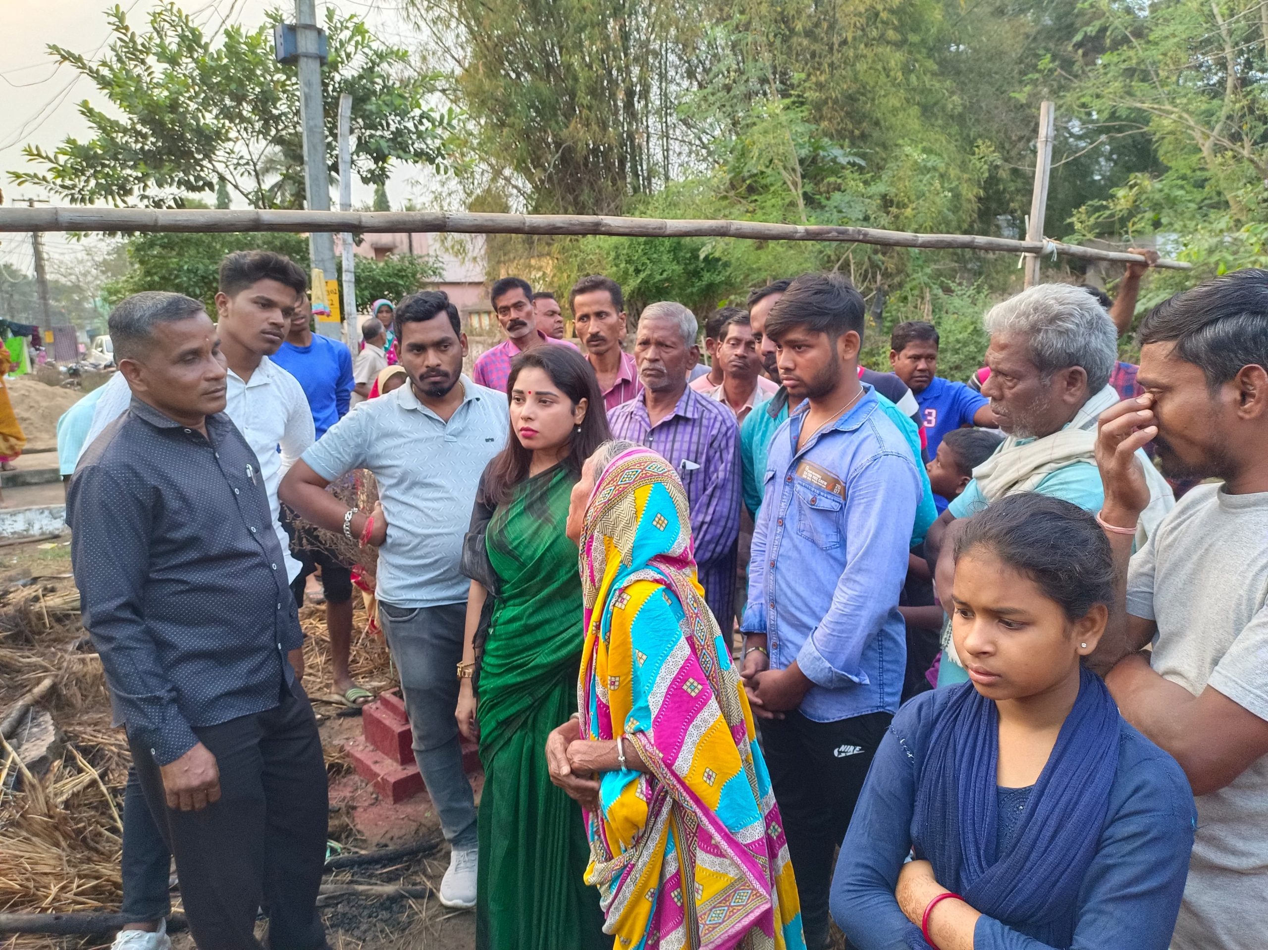 You are currently viewing ଖଣ୍ଡିଆନଈ ଠାରେ ଅଗ୍ନି ବିପନ୍ନଙ୍କୁ ଭେଟିଲା କବିସୂର୍ଯ୍ୟ ଯୁବ ସଂଗଠନ