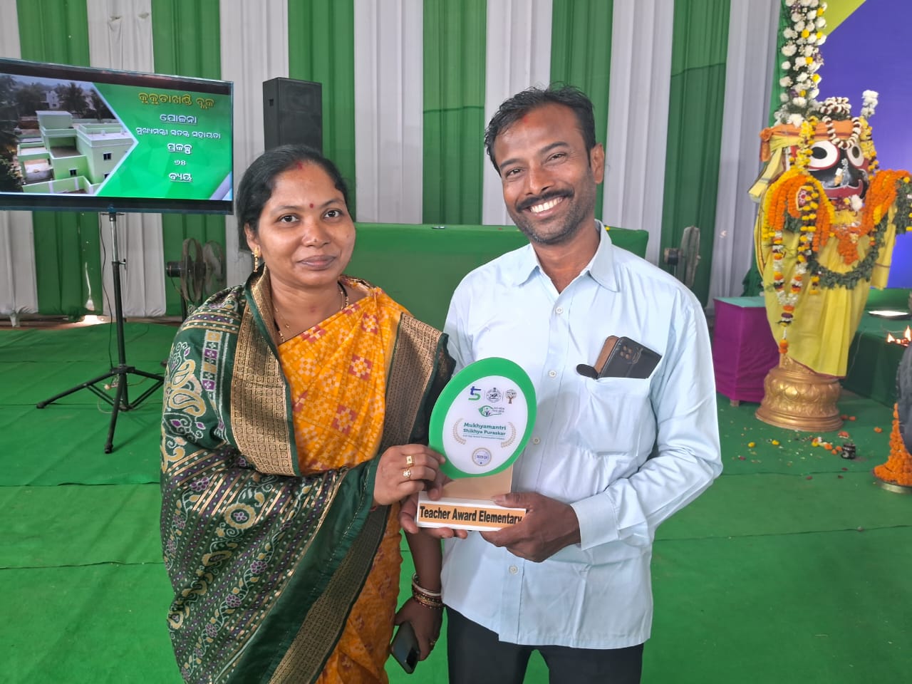 You are currently viewing ମୁଖ୍ୟମନ୍ତ୍ରୀ ଶିକ୍ଷା ପୁରସ୍କାର ପାଇଲେ ଝିଲିମିଲି ବିଦ୍ୟାଳୟ ଶିକ୍ଷକ