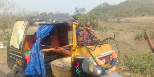 ଭାଟ କୁମରଡ଼ା ଆଦର୍ଶ ବିଦ୍ୟାଳୟ ନିକଟ ରେ ଡ୍ରାଇଭର ର ବେପାରୁଆ ଗାଡ଼ି ଚାଳନା ଯୋଗୁଁ ଇଲେକ୍ଟ୍ରି ପୋଲକୁ ଧକ୍କା ଦେଲା ଛାତ୍ର, ଛାତ୍ରୀ ବସିଥିବା ଅଟୋ |