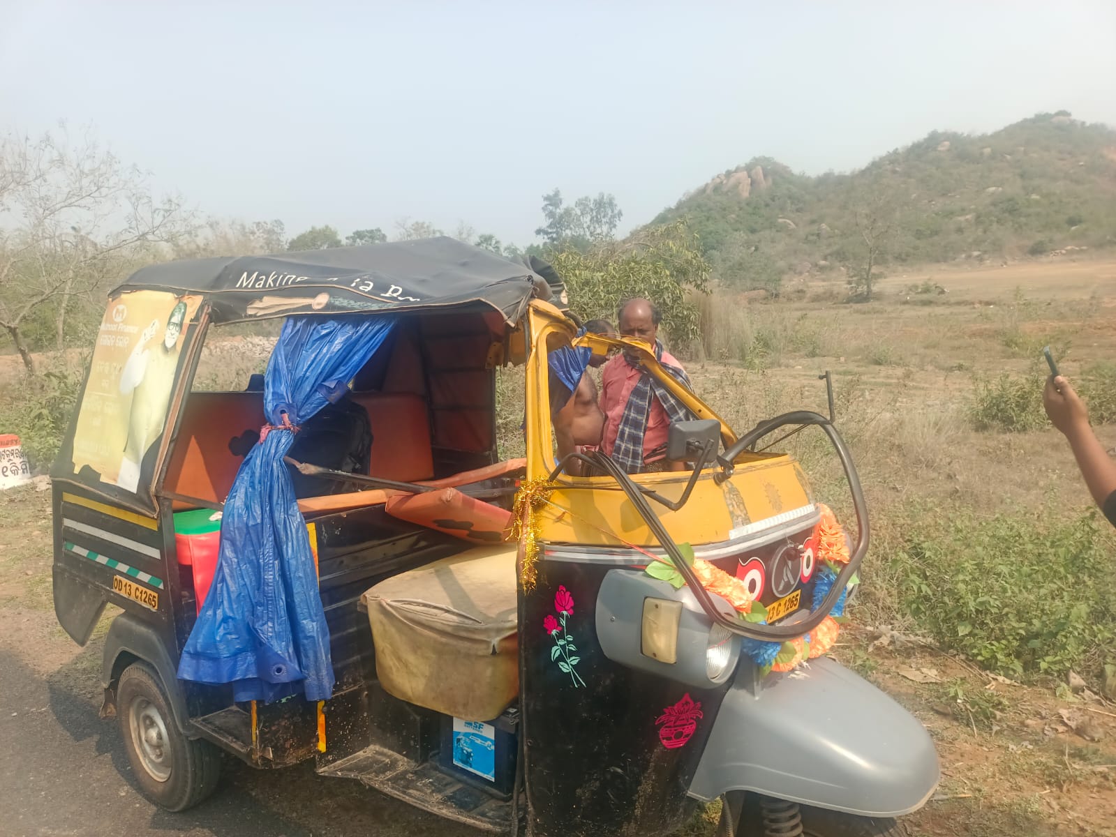 You are currently viewing ଭାଟ କୁମରଡ଼ା ଆଦର୍ଶ ବିଦ୍ୟାଳୟ ନିକଟ ରେ ଡ୍ରାଇଭର ର ବେପାରୁଆ ଗାଡ଼ି ଚାଳନା ଯୋଗୁଁ ଇଲେକ୍ଟ୍ରି ପୋଲକୁ ଧକ୍କା ଦେଲା ଛାତ୍ର, ଛାତ୍ରୀ ବସିଥିବା ଅଟୋ |