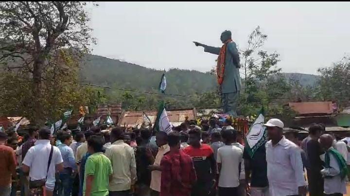 You are currently viewing ନିର୍ମଳ ଝର ଛକ ରେ ପ୍ରତିଷ୍ଠା ହେଲା ପ୍ରବାଦ ପୁରୁଷ ବିଜୁ ବାବୁ ଙ୍କ ପୂର୍ଣ୍ଣ ଅବୟବ ପ୍ରତିମୂର୍ତ୍ତି |ଖୁବ ଶୀଘ୍ର ପ୍ରତିଷ୍ଠା ହେବ ସୁଜ୍ଞାନ ଙ୍କ ପ୍ରତିମୂର୍ତ୍ତି |