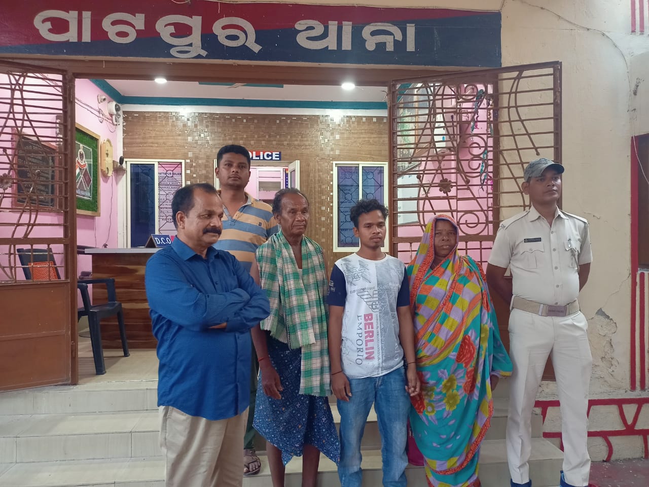 You are currently viewing ଠିକାଦାର ନେଲେ ଟଙ୍କା , ବନ୍ଧା ପଡ଼ିଲା ଶ୍ରମିକ , ଶେଷରେ ପୋଲିସ ଦ୍ଵାରା ଉଦ୍ଧାର ।