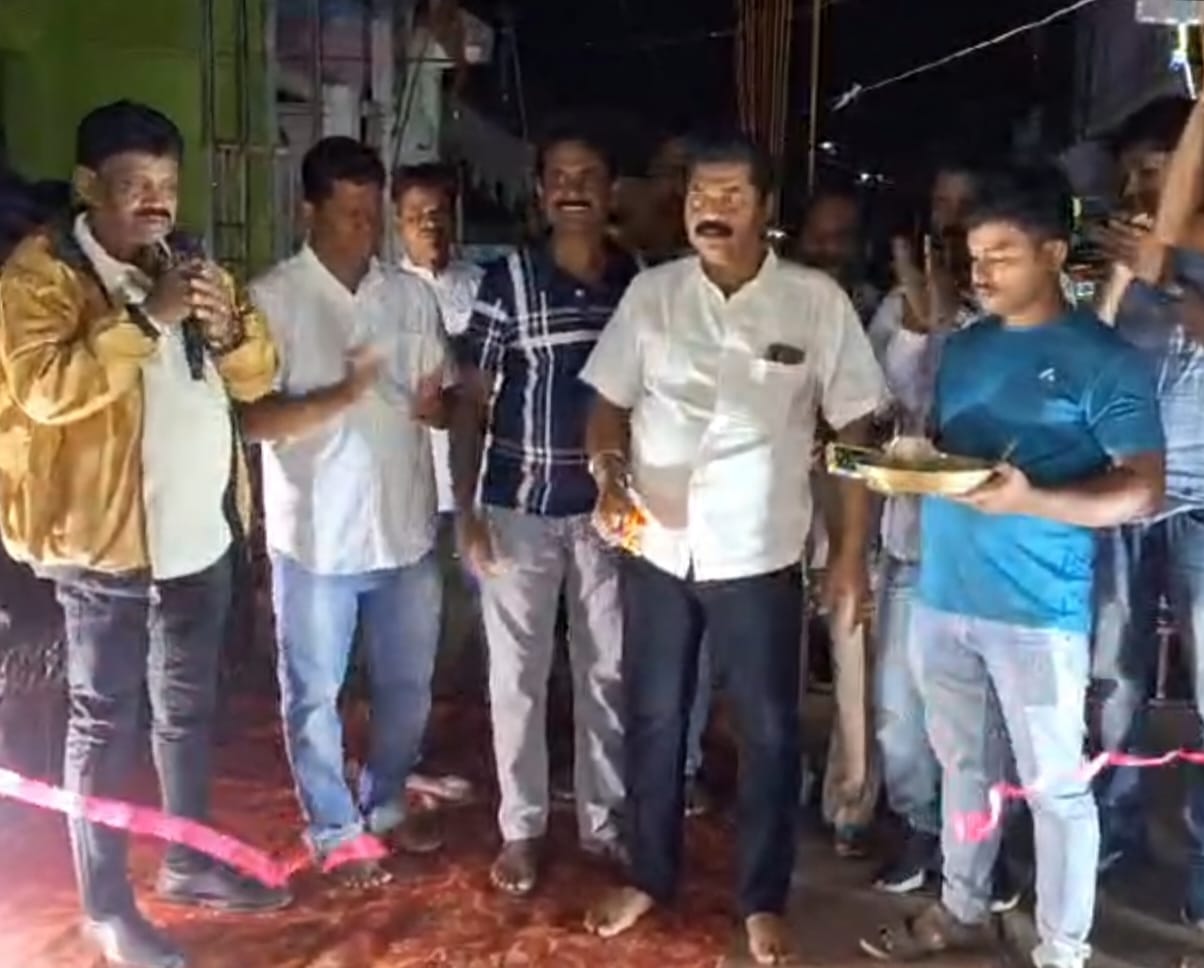 You are currently viewing ଜୀବନ ଛକରେ ମଣିଷ ହାଟ “ସାମାଜିକ ନାଟକକୁ ଉଦଘାଟନ କଲେ ଗ୍ରାମ୍ୟ କମିଟି ସଭାପତି