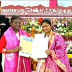 Read more about the article ରାଷ୍ଟ୍ରପତିଙ୍କ ଠାରୁ ପୁରୁଷୋତ୍ତମପୁର ଆଚୁଲି ଗାଁର ଜଣେ ଛାତ୍ରୀ ବିଶ୍ୱ ବିଦ୍ୟାଳୟ ରେ ସ୍ନାତକ,ଆର୍ଟ୍ସ ରେ ଟପ୍ପର ଯୋଗୁଁ ପୁରସ୍କୃତ |