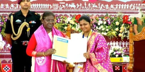 ରାଷ୍ଟ୍ରପତିଙ୍କ ଠାରୁ ପୁରୁଷୋତ୍ତମପୁର ଆଚୁଲି ଗାଁର ଜଣେ ଛାତ୍ରୀ ବିଶ୍ୱ ବିଦ୍ୟାଳୟ ରେ ସ୍ନାତକ,ଆର୍ଟ୍ସ ରେ ଟପ୍ପର ଯୋଗୁଁ ପୁରସ୍କୃତ |