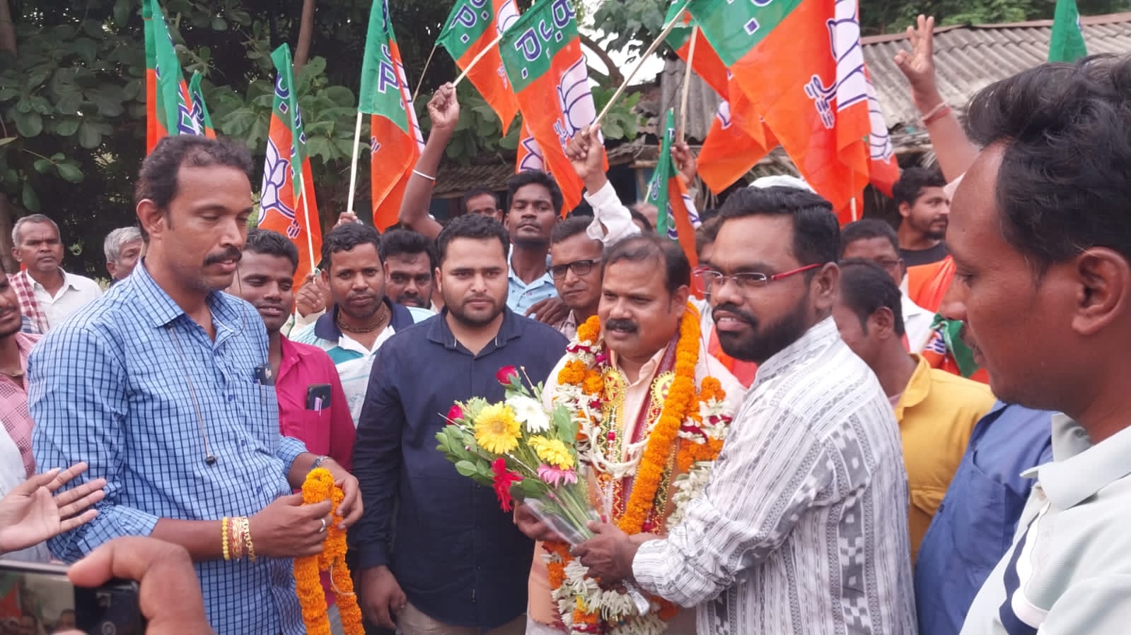 You are currently viewing ଶକ୍ତି ପ୍ରର୍ଦଶନକଲେ କବିସୂର୍ଯ୍ୟନଗର ବିଜେପି ପ୍ରାର୍ଥୀ ପ୍ରତାପ ନାୟକ।