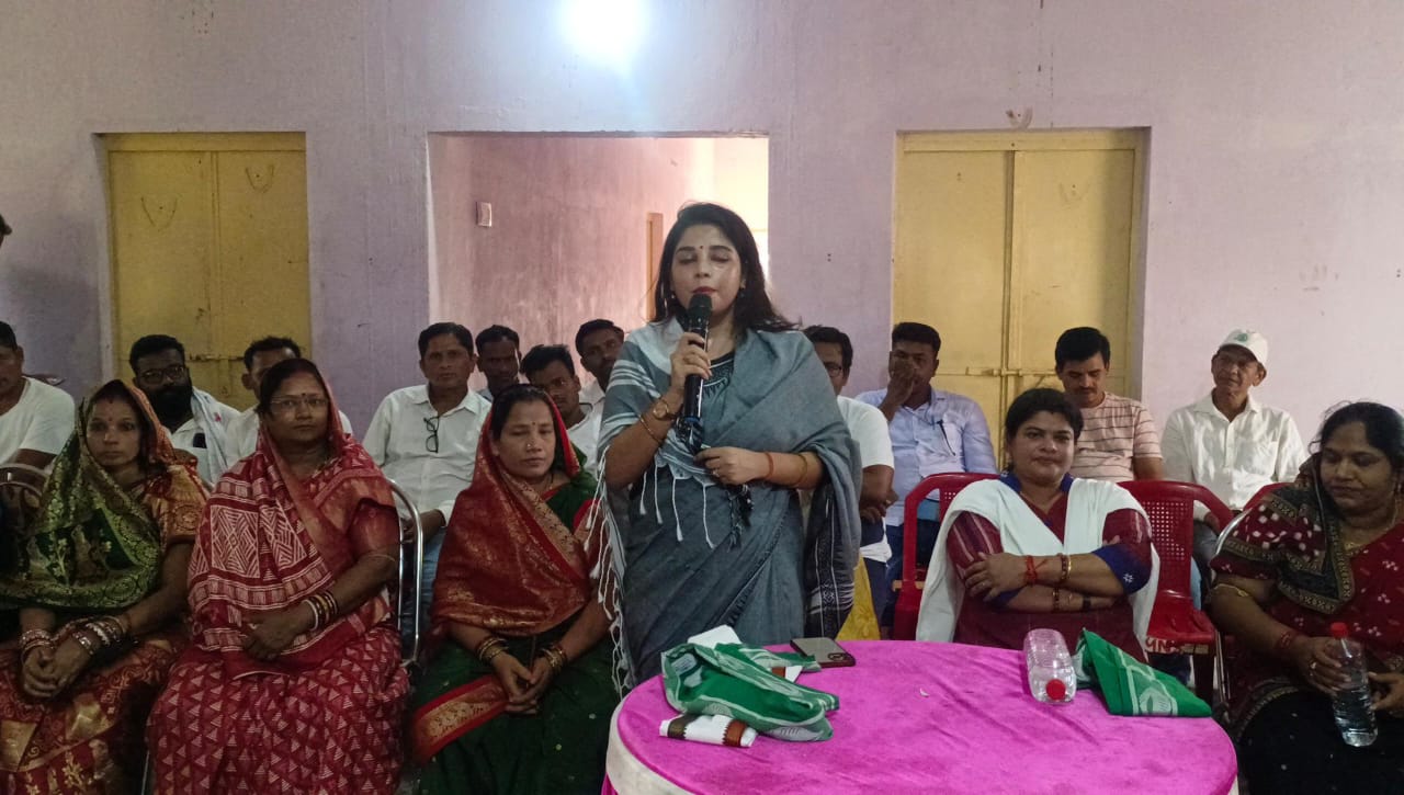 You are currently viewing ବନ୍ଧୁ ମିଳନ କାର୍ଯ୍ୟକ୍ରମରେ ନିର୍ବାଚନୀ ବିଗୁଲ ବଜାଇଲେ ବିଜେଡି ପ୍ରାଥୀନି