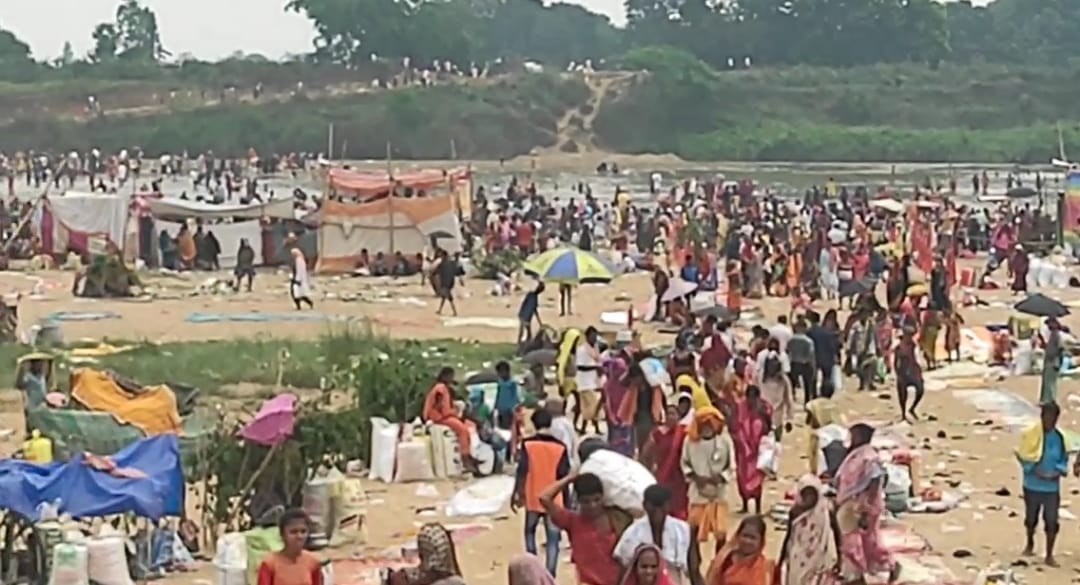 You are currently viewing ପ୍ରତାପୁର ତୁମ୍ବେଶ୍ୱର ପୀଠ ଋଷିକୁଲ୍ୟା ନଦୀରେ ମହା , ମହା ବାରୁଣୀ ବୁଡ଼ ସ୍ନାନ ରେ ଲକ୍ଷା ଧିକ ଭକ୍ତ ଙ୍କ ଭିଡ଼ |
