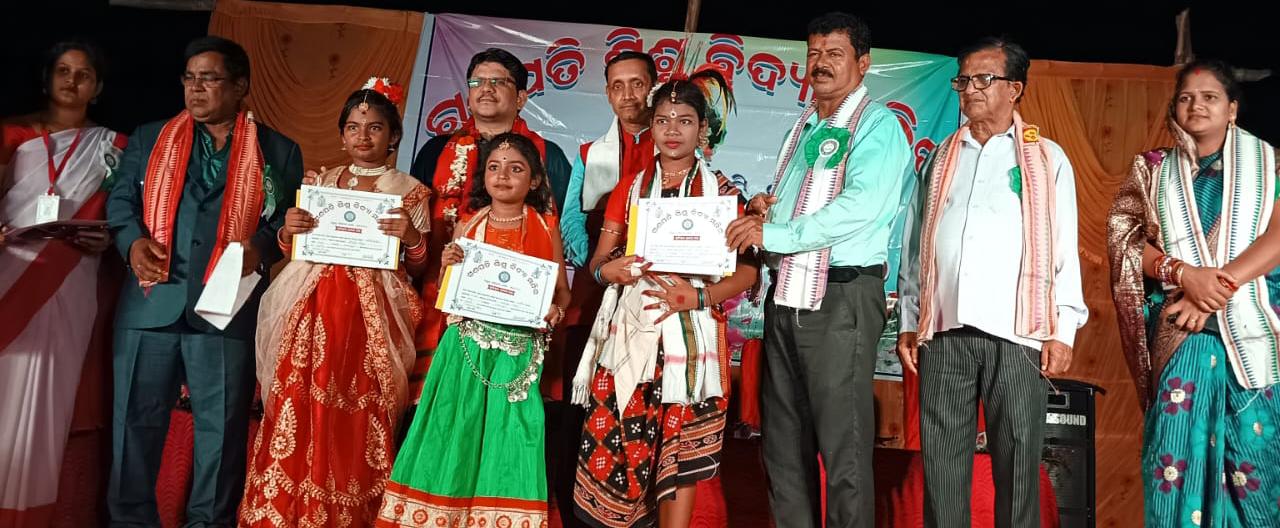 You are currently viewing ଗଣପତି ଶିଶୁ ମନ୍ଦିରର ବଂବୁରୀ ଏକାଦଶ ତମ ବାର୍ଷିକ ଉତ୍ସବ ଓ ସାଂସ୍କୃତିକ କାର୍ଯ୍ୟକ୍ରମ ।