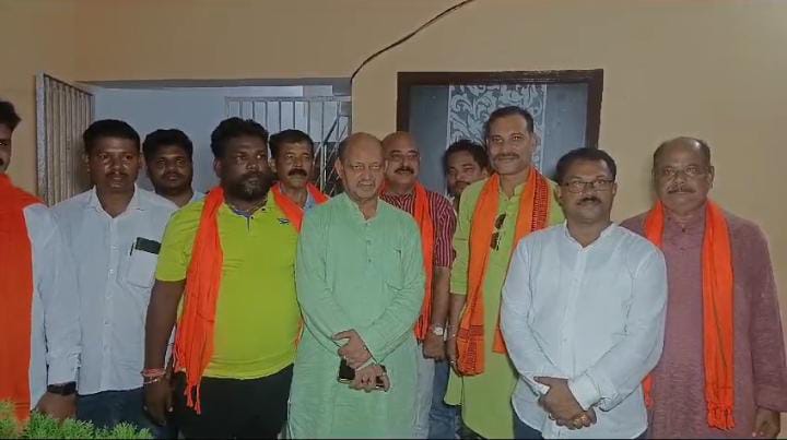 You are currently viewing ଖଲ୍ଲିକୋଟ ରେ ବିଜେପି ସଭାପତି ମନମୋହନ ସାମଲ, ପରଖିଲେ ଦଳୀୟ ସ୍ଥିତି | ଗଞ୍ଜାମ ରେ ବିଜେପି ଭଲ କରିବ ଓ ଓଡିଶା ରେ ସରକାର ଗଢ଼ିବ |