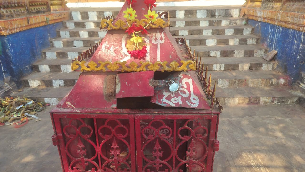 You are currently viewing ତାରା ତାରିଣୀ ମନ୍ଦିର ତଳ ସିଂହଦ୍ୱାର ହୁଣ୍ଡି ଭାଙ୍ଗିଚୋରି ଉଦ୍ୟମ ପାଣ୍ଡ,( ଲୋକଙ୍କ ଶବ୍ଦ ଶୁଣି ଚୋର ସ୍ଥାନ ଛାଡି ପଳାୟନ )