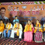 Read more about the article ପାଣ୍ଡିଆନ୍ ଙ୍କ ଗସ୍ତ ପୂର୍ବରୁ ବିଜେଡିକୁ ଝଟକା ଦେଲେ ରାଣୀ ସମର୍ଥକ।ବିଜେପିରେ ସାମିଲ ହେଲେ ବେଗୁନିଆପଡ଼ା ବ୍ଲକର ୧୨ ହଜାର କର୍ମକର୍ତ୍ତା