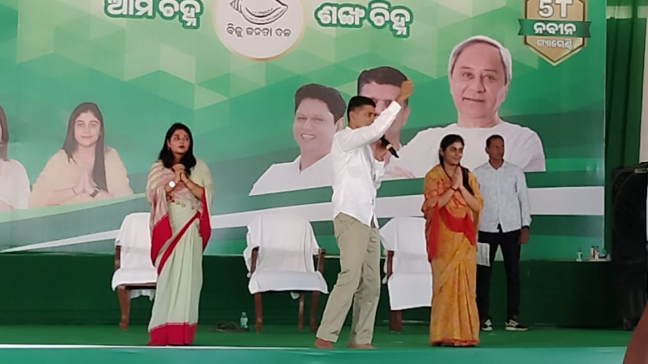 You are currently viewing ସାନଖେମୁଣ୍ଡି ନିର୍ବାଚନ ମଣ୍ଡଳୀ ପଳାସପୁର ଠାରେ ଦଳୀୟ ପ୍ରାର୍ଥୀଙ୍କ ପାଇଁ ପ୍ରଚାର କଲେ ଭିକେ କାର୍ତ୍ତିକ ପାଣ୍ଡିଆନ