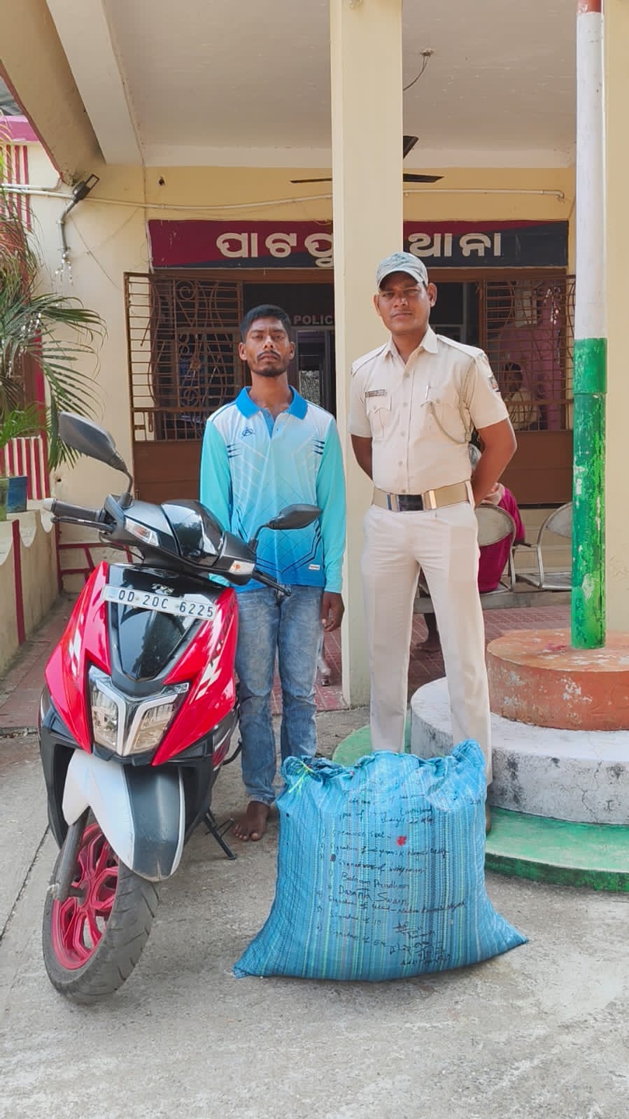 You are currently viewing ଗଞ୍ଜେଇ ଚୋରା ଚାଲାଣ ବେଳେ ଅଭିଯୁକ୍ତ ଗିରଫ