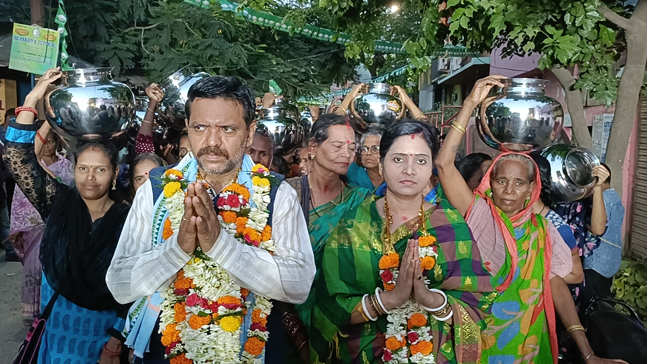 You are currently viewing ପିଣ୍ଟୁଙ୍କୁ ସମର୍ଥନ କରି ମୁଣ୍ଡରେ ମାଠିଆ ଧରି ପ୍ରଚାର କଲେ ଶତାଧିକ ମହିଳା