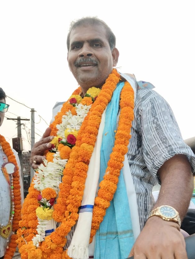You are currently viewing ଚାଲି ଚାଲି ଘର କୁ ଘର ବୁଲି ଭୋଟ ଭିକ୍ଷା କରୁଛନ୍ତି ସାକା ସୁଜିତ
