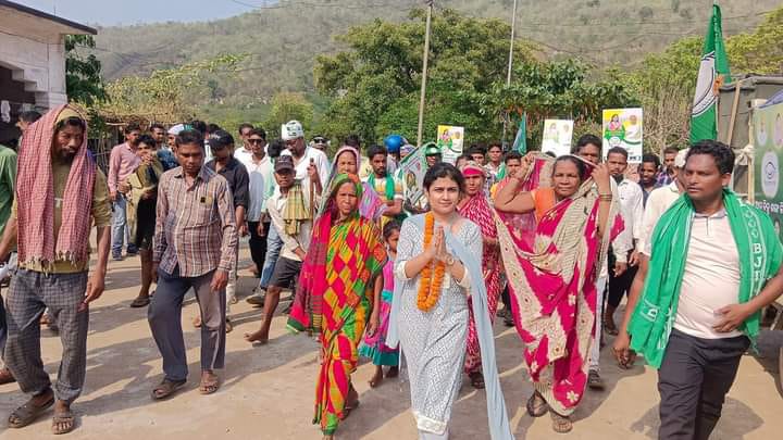 You are currently viewing ସୁଲକ୍ଷଣା ଙ୍କ ପାଇଁ ପ୍ରଚାର ମଇଦାନ କୁ ଓହ୍ଲାଇଲେ ଭଉଣୀ ଶାନ୍ତିପ୍ରିୟା