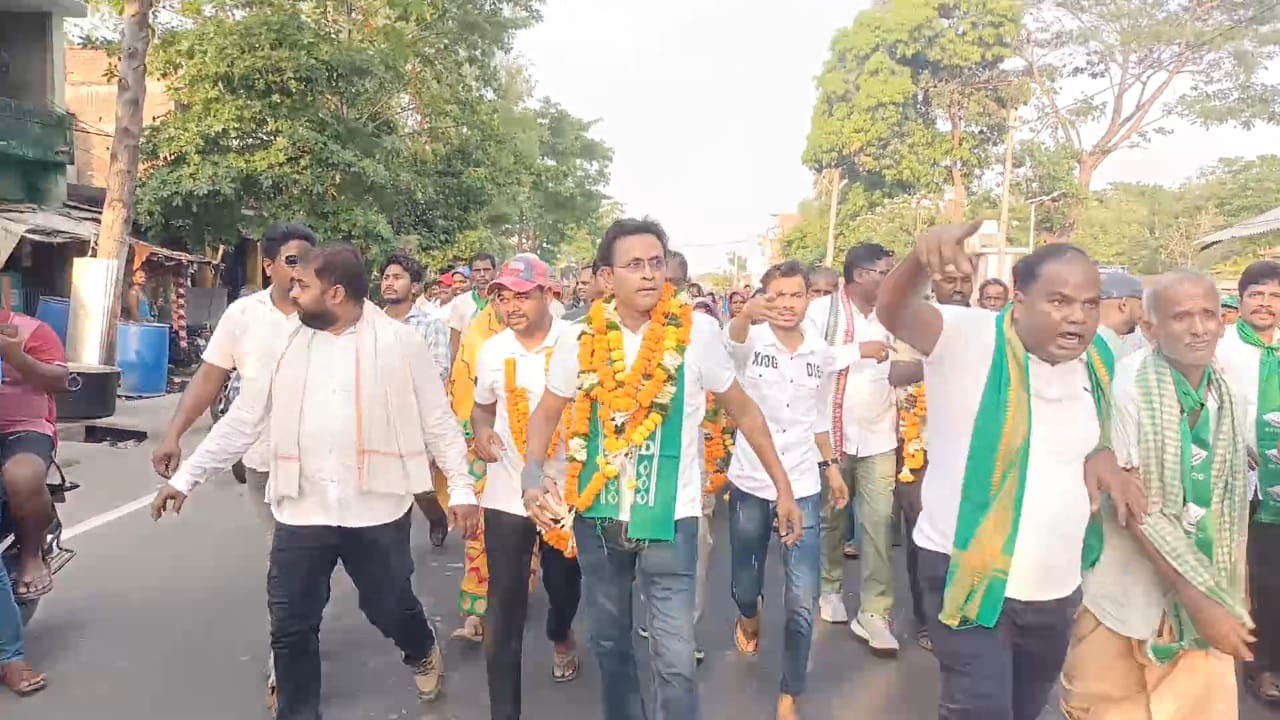 You are currently viewing ଦିଗପହଣ୍ଡି ବ୍ଲକ ରେ କେତେକ ପଞ୍ଚାୟତ ବୁଲି ଭୋଟ ଭିକ୍ଷା କଲେ ବିପ୍ଳବ ପାତ୍ର