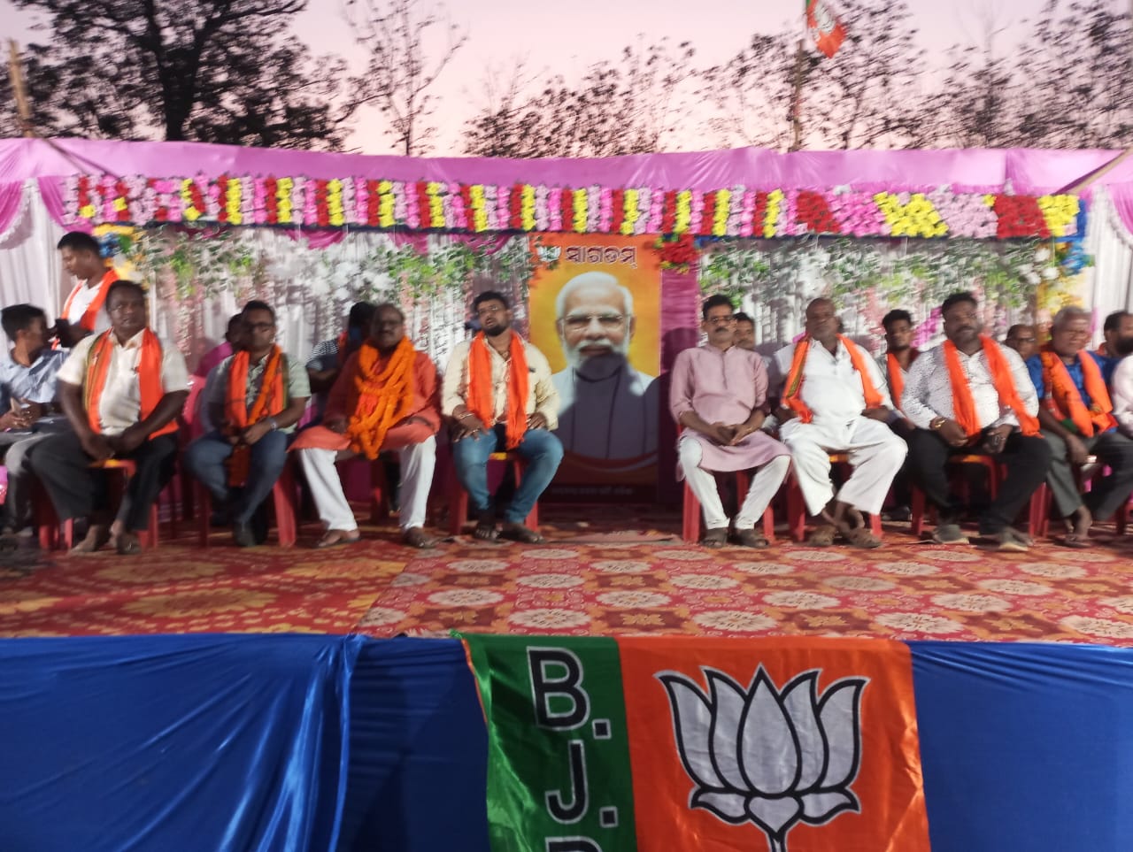 You are currently viewing ଫୁଲ ଧରିଲେ ବିଜେଡି କଂଗ୍ରେସ ଓ ସି ପି ଆଇ ନେତା |