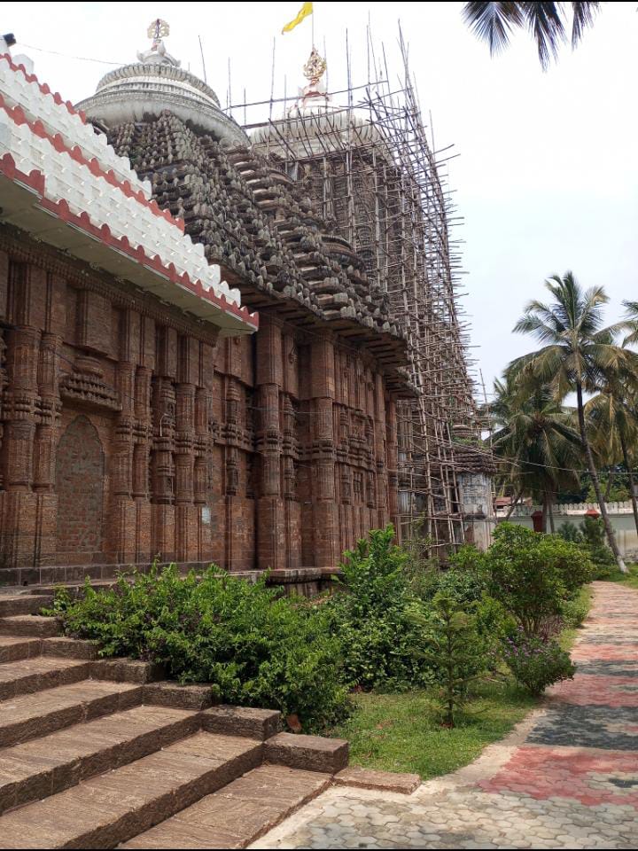 You are currently viewing ଦୀର୍ଘ ଏକ ବର୍ଷ ହେଲା ଖଲ୍ଲିକୋଟ ଜଗନ୍ନାଥ ମନ୍ଦିର ରେ ମରାମତୀ ପାଇଁ ବନ୍ଧା ଯାଇଛି ବାଉଁଶ, ଆର୍ଥିକ ସଙ୍କଟ ଯୋଗୁଁ ଅଟକିଛି କାମ, ମନ୍ଦିର ସମୂହ କମିଟି ଭଙ୍ଗାଯାଇ ସରକାରଙ୍କୁ ସମସ୍ତ ସ୍ଥାବର ଆସ୍ଥାବର ସମ୍ପତି ସରକାରଙ୍କୁ ହସ୍ତାନ୍ତର ଦାବି