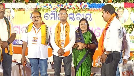 You are currently viewing ୪୨ ମୌଜା ବିଜେପି ମଣ୍ଡଳ ପକ୍ଷରୁ ଯୁବ ସାମ୍ୱାଦିକ ଚନ୍ଦ୍ରଶେଖର ପତିଙ୍କୁ ସମ୍ବର୍ଧନା