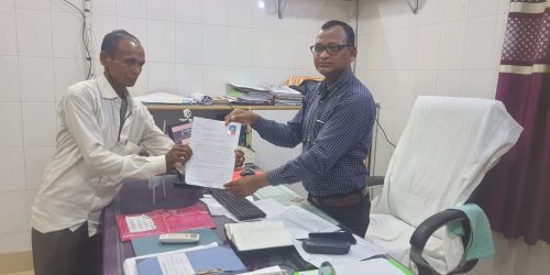 ଦାଦନ ଖଟିବାକୁ ଯାଇ ହଜି ଯାଇଥିବା ପୁଅକୁ ଖୋଜିବା ପାଇଁ ମୁଖ୍ୟମନ୍ତ୍ରୀ ଙ୍କ ଉଦ୍ଦେଶ୍ୟରେ ଦାବୀ ପତ୍ର ପ୍ରଦାନ କଲେ ବାପା