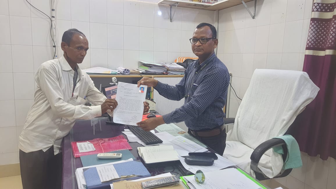 You are currently viewing ଦାଦନ ଖଟିବାକୁ ଯାଇ ହଜି ଯାଇଥିବା ପୁଅକୁ ଖୋଜିବା ପାଇଁ ମୁଖ୍ୟମନ୍ତ୍ରୀ ଙ୍କ ଉଦ୍ଦେଶ୍ୟରେ ଦାବୀ ପତ୍ର ପ୍ରଦାନ କଲେ ବାପା